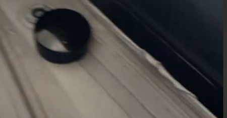 Czarne urządzenie pod samochodem. Mechanik oniemiał