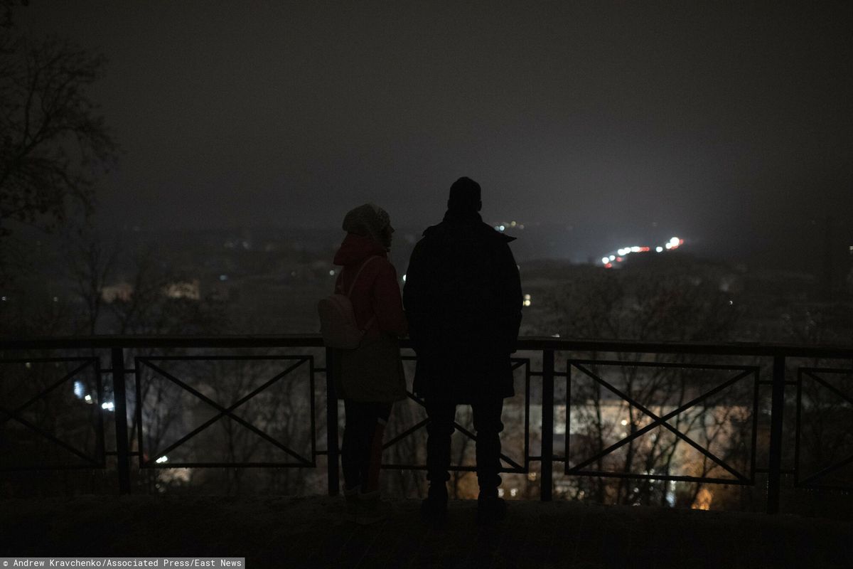 Ukraina: zimą bez prądu nawet 18 godzin dziennie. Na zdjęciu Kijów w listopadzie 2022 r., podczas tzw. "blackoutu"