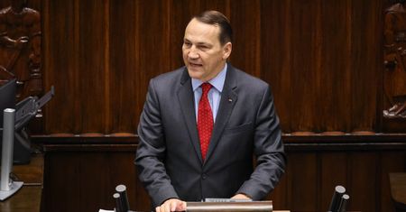 "Akt terroru państwowego". Sikorski mówi o sabotażu na kolei