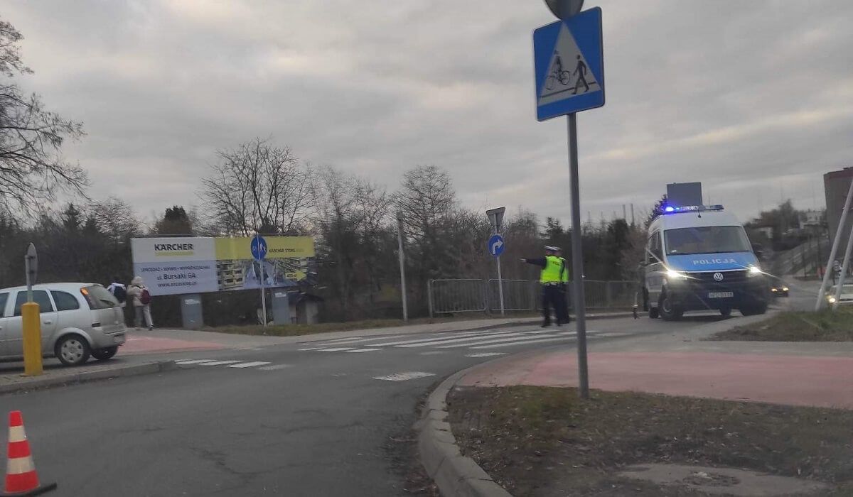 Kierujący oplem potrącił mężczyznę na hulajnodze