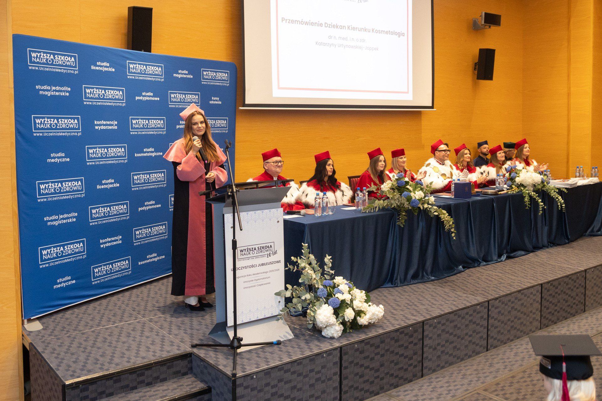 Jako pierwsi rok akademicki 2025/2025 zainaugurowali studenci pielęgniarstwa. Uroczystość rozpoczęła się od przemówień dra n. med. Pawła Rajewskiego, JM Rektora, prof. WSNoZ, MBA oraz ks. dra hab. Grzegorza Chojnackiego, prorektora ds. Nauki i Spraw Studenckich. Po immatrykulacji (przyjęcia w poczet studentów uczelni) wykład inauguracyjny wygłosiła mgr Katarzyna Wiśniewska, Prodziekan Kierunku Pielęgniarstwo.