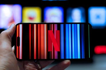 Netflix na smartfonie, fot. unsplash