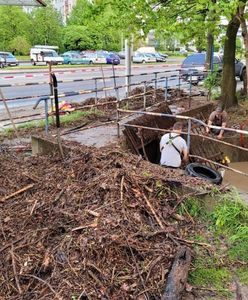 Gliwice. Stare opony i meble w potoku. Zwiększają ryzyko podtopień