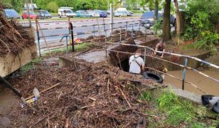 Gliwice. Stare opony i meble w potoku. Zwiększają ryzyko podtopień