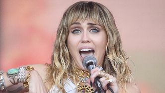 Miley Cyrus chwali się butami, POZUJĄC TOPLESS... (FOTO)