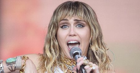 Miley Cyrus chwali się butami, POZUJĄC TOPLESS... (FOTO)