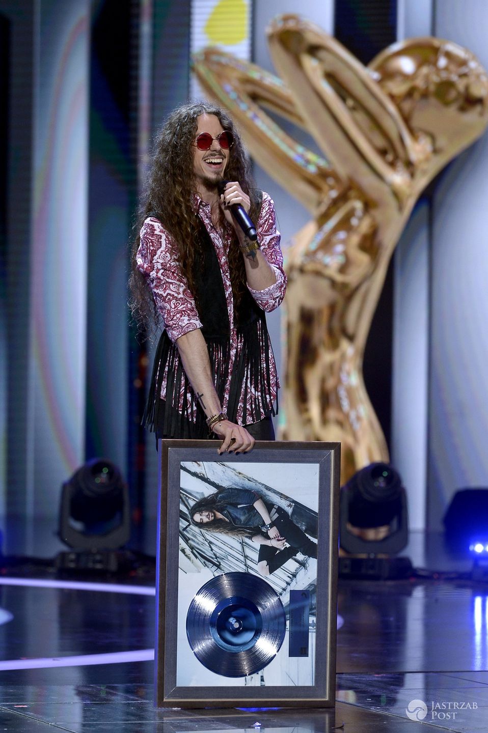 Michał Szpak odbiera platynową płytę za "Color of Your Life", dzień drugi festiwalu Opole 2016 (fot. AKPA)