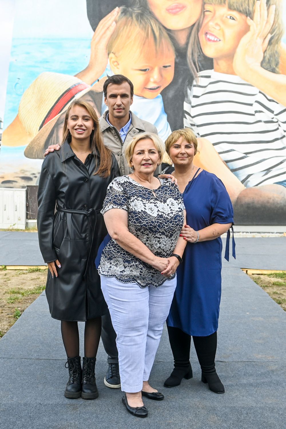 Oliwia Bieniuk, Jarosław Bieniuk, mama Ani Przybylskiej, siostra Ani Przybylskiej - odsłonięcie muralu w Gdyni