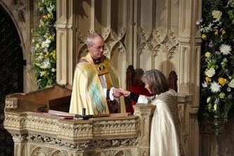 Kobieta poprowadziła do tronu arcybiskupa