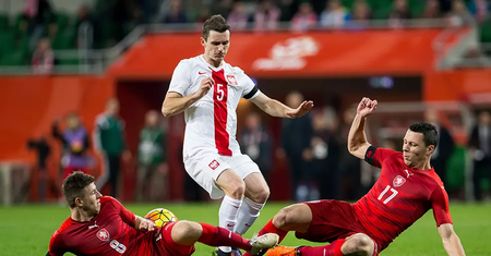 Fotoreporter ”Wyborczej” stanie przed sądem. Grozi mu grzywna i zakaz stadionowy