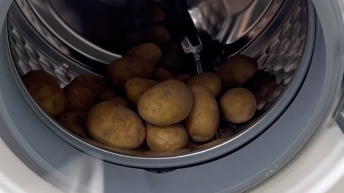 Wrzuciła ziemniaki do pralki