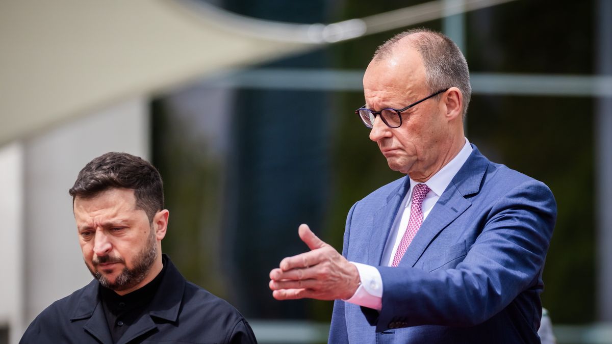 German Chancellor Friedrich Merz (R) welcomes Ukrainian President Volodymyr Zelensky (C) with military honors at the Chancellery in Berlin, Germany, 28 May 2025. EPA/CHRISTOPH SOEDER Dostawca: PAP/EPA.