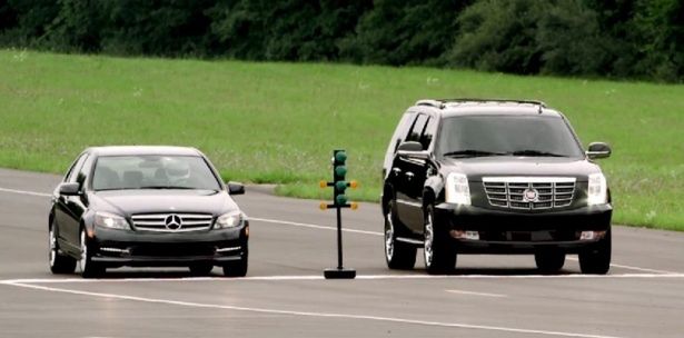 Mercedes C300 vs Cadillac Escalade - nierówny pojedynek? [wideo]