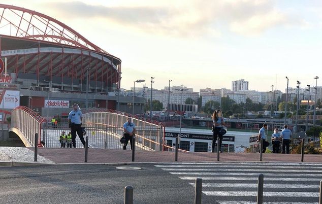 Policjanci i ochroniarze pilnują wejścia na Estadio da Luz / fot. Maciej Rogowski