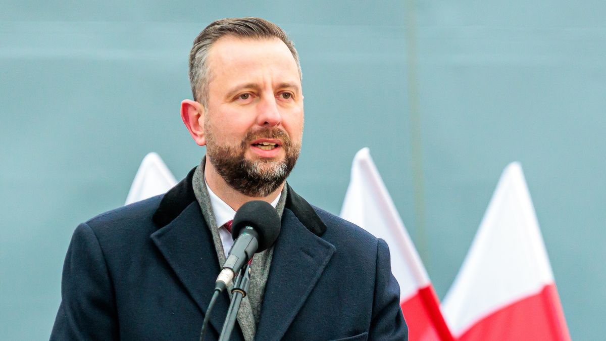 Świnoujście, 28.11.2025. Wicepremier, Minister Obrony Narodowej Władysław Kosiniak-Kamysz podczas uroczystych obchodów Święta Marynarki Wojennej w Morskim Porcie Wojennym w Świnoujściu, 28 bm. (sko) PAP/Jerzy Muszyński