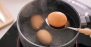 Gotujesz jajka w taki sposób? Duży błąd, bo tracą wszystkie wartości
