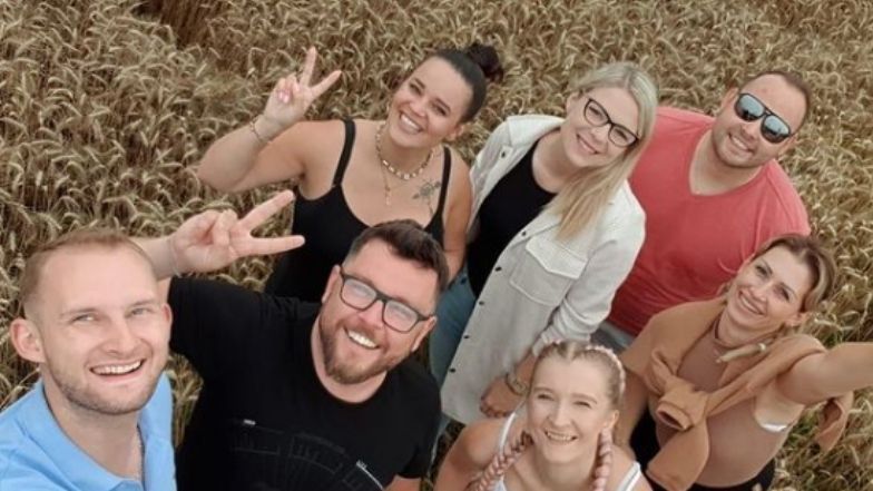 Uczestnicy "Ślubu od pierwszego wejrzenia" pozują w polu