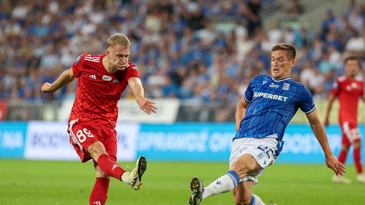 PAP / PAWEŁ JASKÓŁKA / Na zdjęciu: Tomas Bobcek (Lechia Gdańsk) i Radosław Murawski (Lech Poznań)