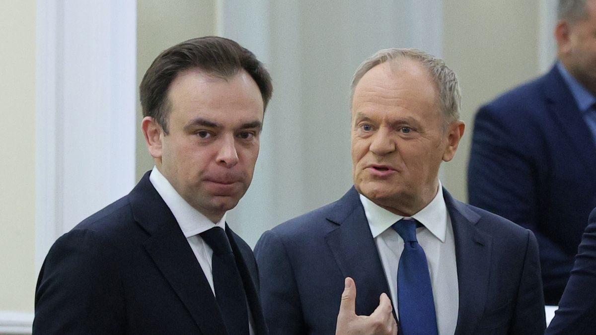 Donald Tusk, Andrzej Domański
Warszawa, 13.03.2026. Premier Donald Tusk (P) oraz minister finansów i gospodarki Andrzej Domański (L) na nadzwyczajnym posiedzeniu rządu w siedzibie KPRM w Warszawie, 13 bm. Posiedzenie zapowiedział w czwartek szef polskiego rządu po tym, jak prezydent Karol Nawrocki poinformował, że nie podpisze ustawy wdrażającej unijny program SAFE. (amb) PAP/Paweł Supernak
Paweł Supernak
kancelaria, kancelaria prezesa rady mnistrów, KPRM, obrady, ograniczenia, polityk, polityk polityka, polityka, polityka zagraniczna, posiedzenie, program SAFE, rada ministrów, rady ministrów, rząd, rząd Tuska, rządu, prezydenckie weto