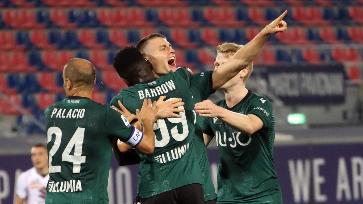 PAP/EPA / GIORGIO BENVENUTI  / Na zdjęciu: piłkarze Bologna FC