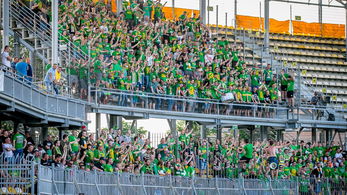 Kibice Falubazu na stadionie w Gorzowie