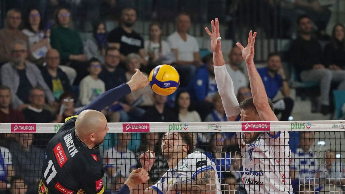 PAP / Artur Reszko  / David Smith (P) i Joachim Panou (2P) ze Ślepska Malow Suwałki oraz Piotr Orczyk (L) z Energi Trefla Gdańsk