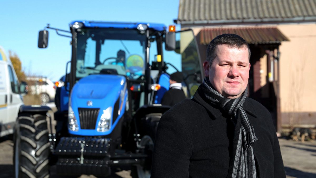 Rolnik Radosław Zaremba, któremu asesor odebrał ciągnik, podczas przekazania mu nowej maszyny przez jednego z producentów sprzętu rolniczego, luty 2015 roku