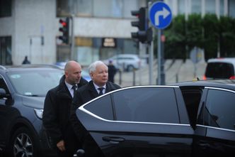 18 policjantów pilnuje domu Jarosława Kaczyńskiego. "Prezes nie może nas widzieć z okien"