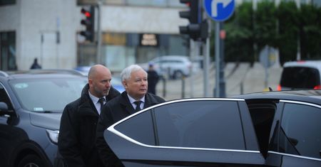 18 policjantów pilnuje domu Jarosława Kaczyńskiego. "Prezes nie może nas widzieć z okien"