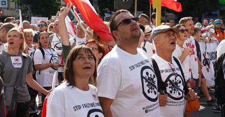 Makowski: "Covidowi negacjoniści przestają być śmieszni. Oni zaczynają być groźni" [OPINIA]