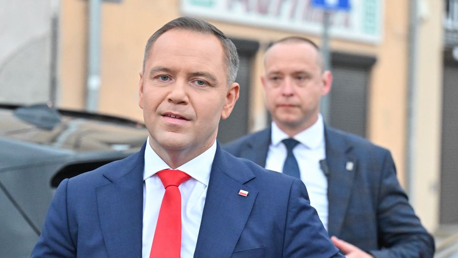 Końskie, 28.05.2025. Wybory Prezydenta RP 2025 - kampania przed II turą. Kandydat Komitetu Obywatelskiego w zbliżających się wyborach na fotel prezydenta RP, popierany przez Prawo i Sprawiedliwość prezes Instytutu Pamięci Narodowej Karol Nawrocki (L) na zorganizowanej przez telewizję Republika debacie przedwybrczej w Końskich. Drugi z kandydatów w II turze, prezydent Warszawy Rafał Trzaskowski, nie przyjął zaproszenia na debatę. (jm) PAP/Piotr Polak