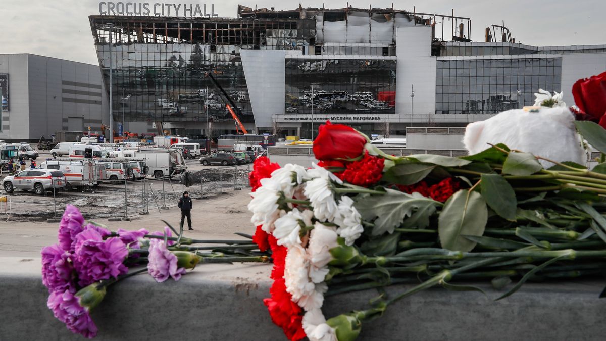 A view of the burnt Crocus City Hall concert venue, four days after a terrorist attack in Krasnogorsk, outside Moscow, Russia, 26 March 2024. At least 137 people were killed and more than 100 hospitalized after a group of gunmen attacked the concert hall in the Moscow region on 22 March evening, Russian officials said. Eleven suspects, including all four gunmen directly involved in the terrorist attack, have been detained, according to Russian authorities. EPA/YURI KOCHETKOV Dostawca: PAP/EPA.