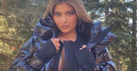 Coś poszło nie tak. W tej stylizacji Kylie Jenner nie wygląda korzystnie