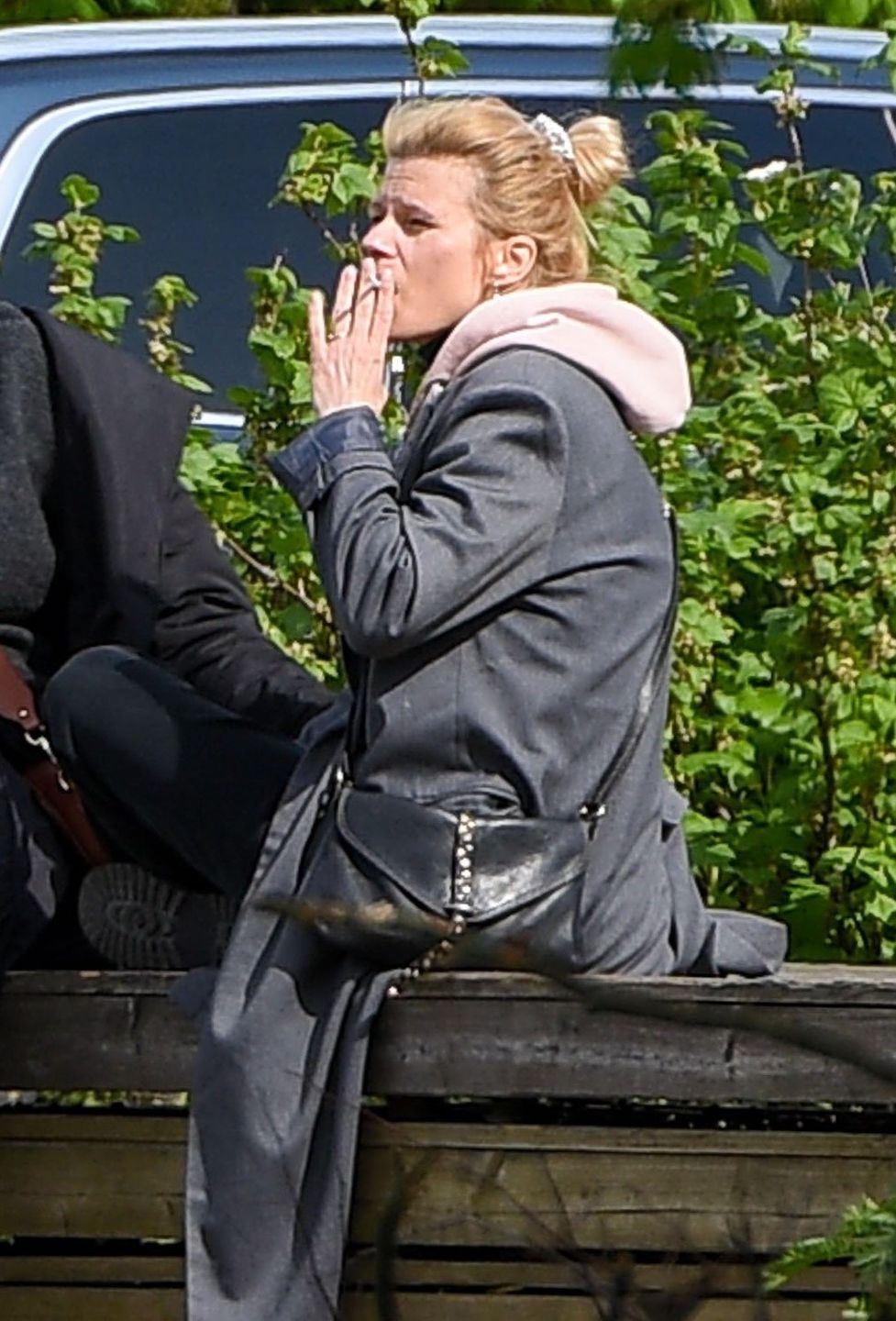 Naturalna Anna Głogowska na spacerze z papierosem