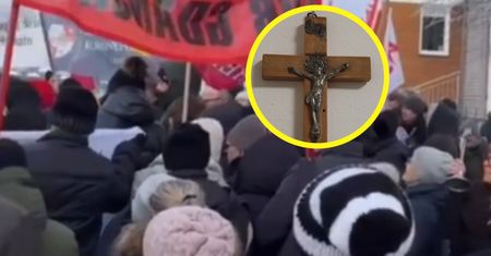 Miała wyrzucić krzyż do kosza. Tłumy przed szkołą. Są nagrania