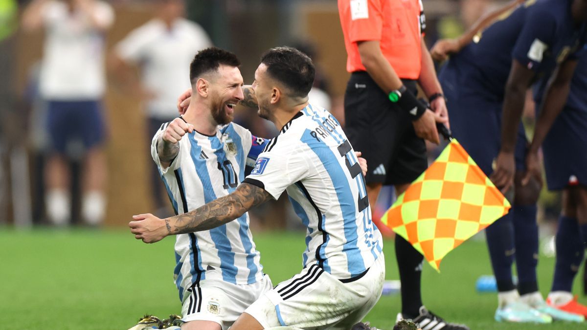 Getty Images / Catherine Ivill/Getty Images / Lionel Messi i Leandro Paredes w finale MŚ 2022