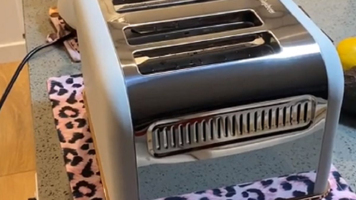 W tosterze znajduje się tacka