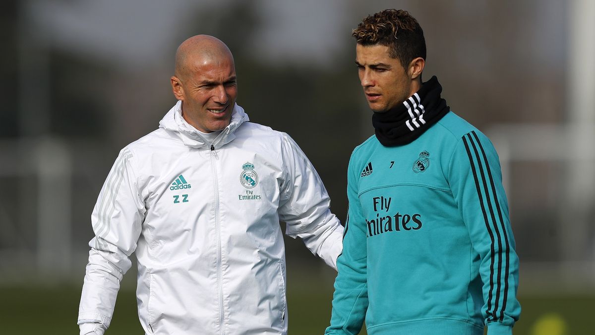 Zinedine Zidane (z lewej) i Cristiano Ronaldo