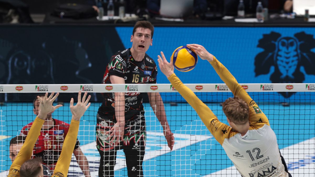 Materiały prasowe / legavolley.it / Na zdjęciu: Kamil Semeniuk w ataku