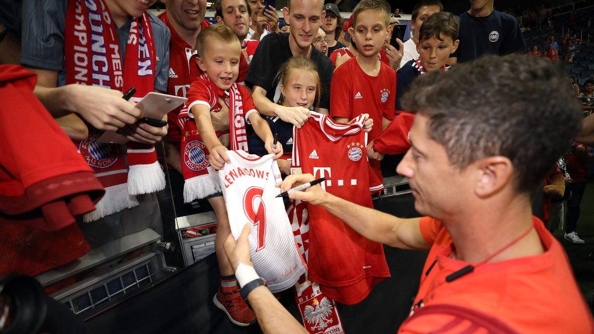 Robert Lewandowski rozdający autografy kibicom Bayernu Monachium