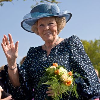 Eksperci nie sądzą, by Elżbieta II poszła w ślady Beatrix