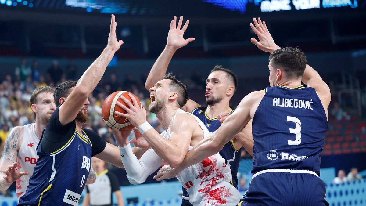 PAP/EPA / TOMS KALNINS / Na zdjęciu: Koszykarze podczas meczu Polska - Bośnia i Hercegowina.