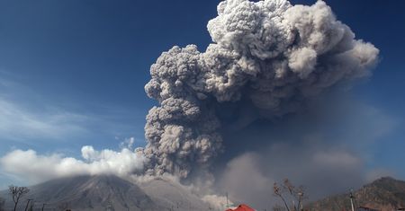 Turyści weszli mimo zakazu. Tragiczna erupcja wulkanu Dukono pochłonęła ofiary