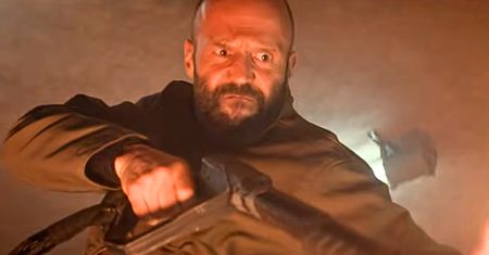 Jason Statham znów miażdży wrogów. Zwiastun "Pszczelarza 2"