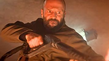 Jason Statham znów miażdży wrogów. Zwiastun "Pszczelarza 2"