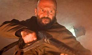 Jason Statham znów miażdży wrogów. Zwiastun "Pszczelarza 2"