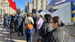 Baner na banerze, długa kolejka i czapeczka za 150 zł. W Mediolanie żyją igrzyskami