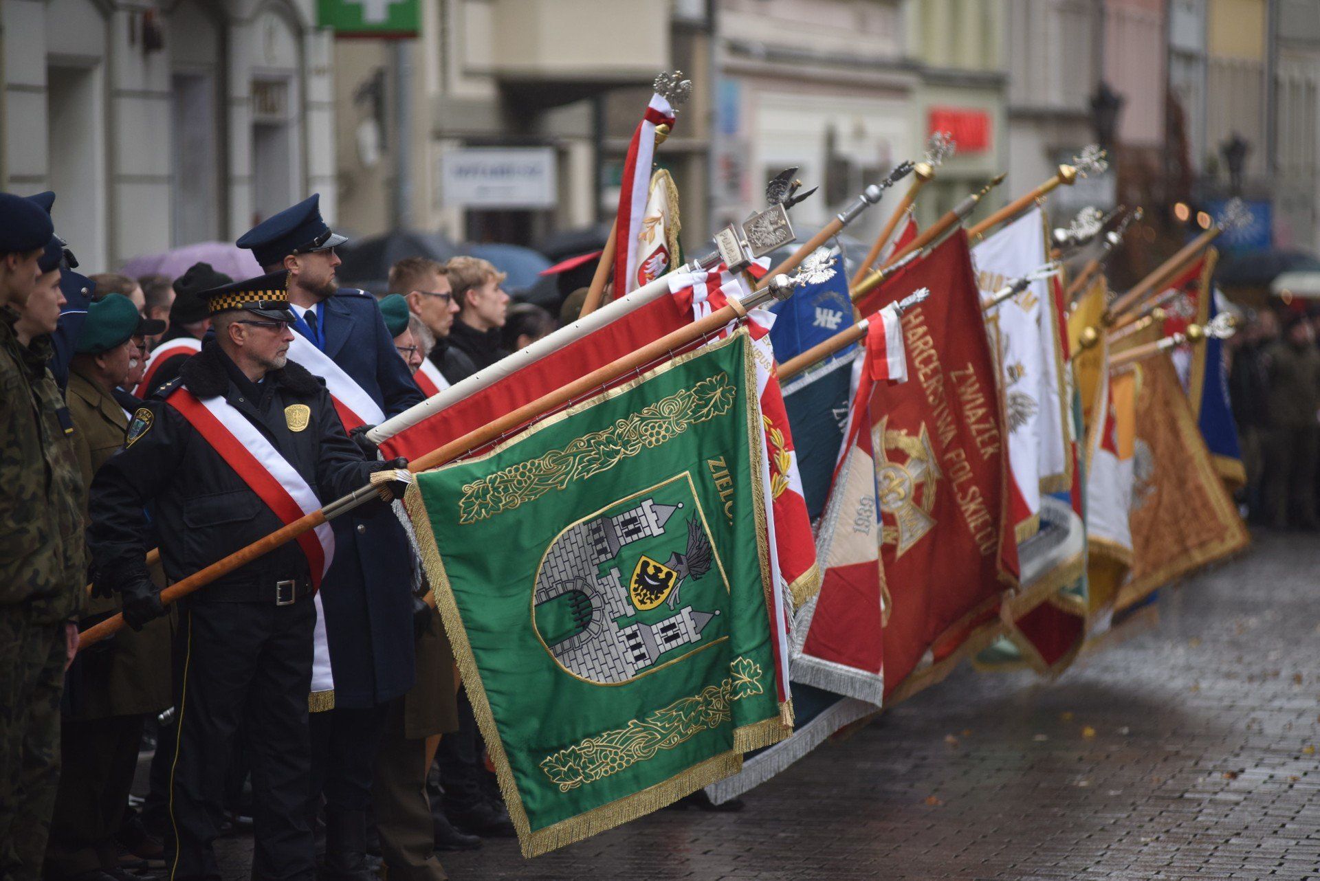Zgromadzenie patriotyczne przy ratuszu w Zielonej Górze