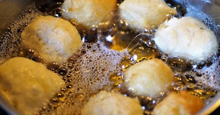 Wiele osób źle smaży pączki. Przez to wychodzą tłuste i gumowate