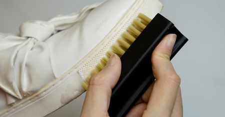 Białe buty będą w kilka sekund lśniły. Trik robi furorę w sieci